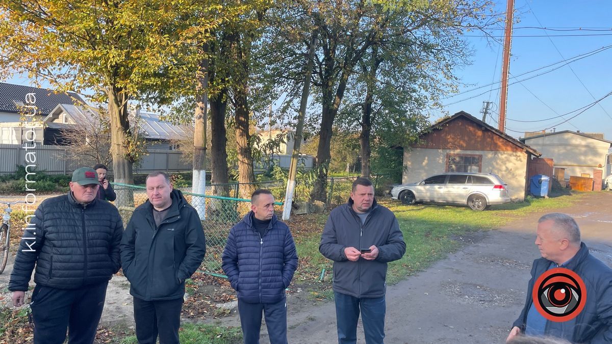 Остання крапля: у П'ядиках люди перекрили дорогу, вимагаючи її ремонту 3