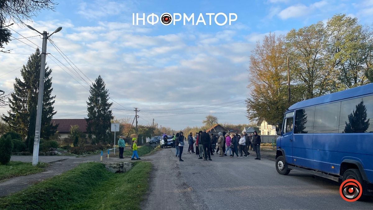 Остання крапля: у П'ядиках люди перекрили дорогу, вимагаючи її ремонту 1