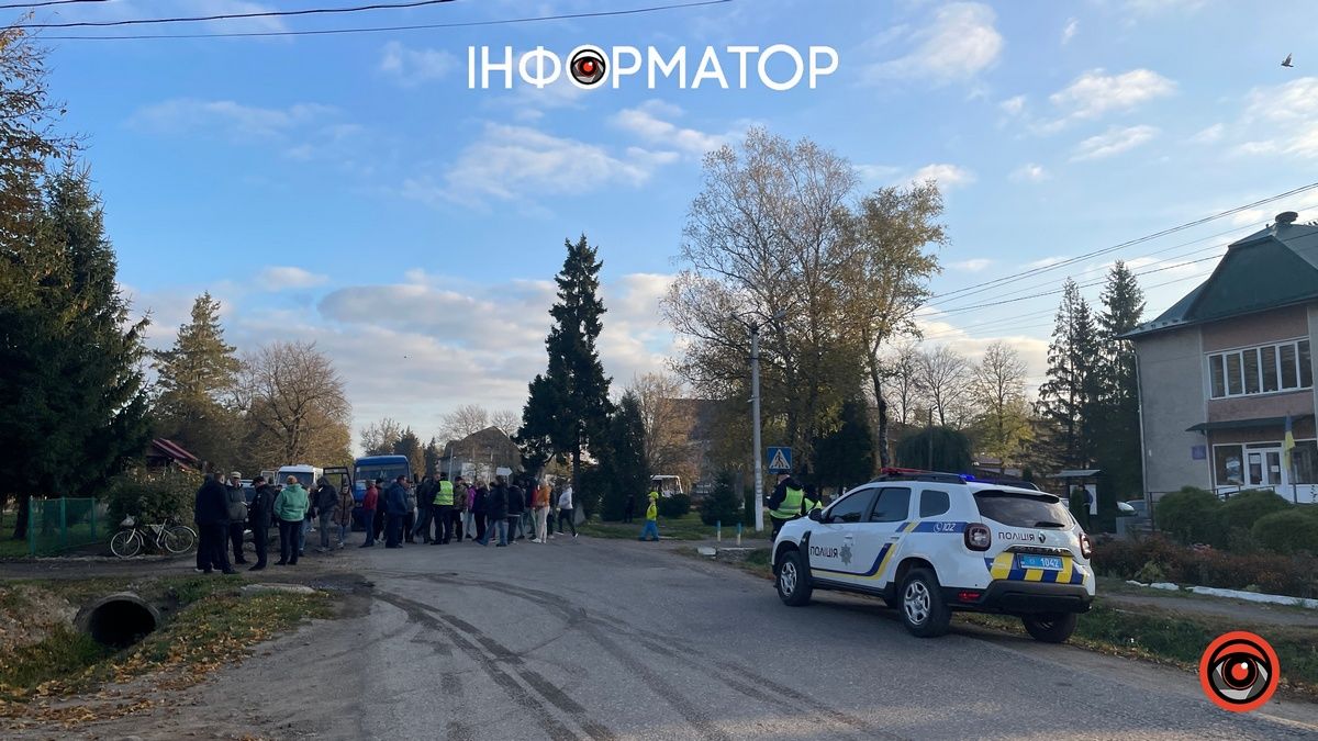 Остання крапля: у П'ядиках люди перекрили дорогу, вимагаючи її ремонту