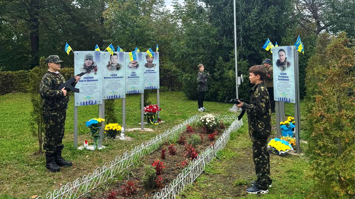 У Косові на подвір’ї навчального закладу відкрили Алею Слави полеглих захисників 1