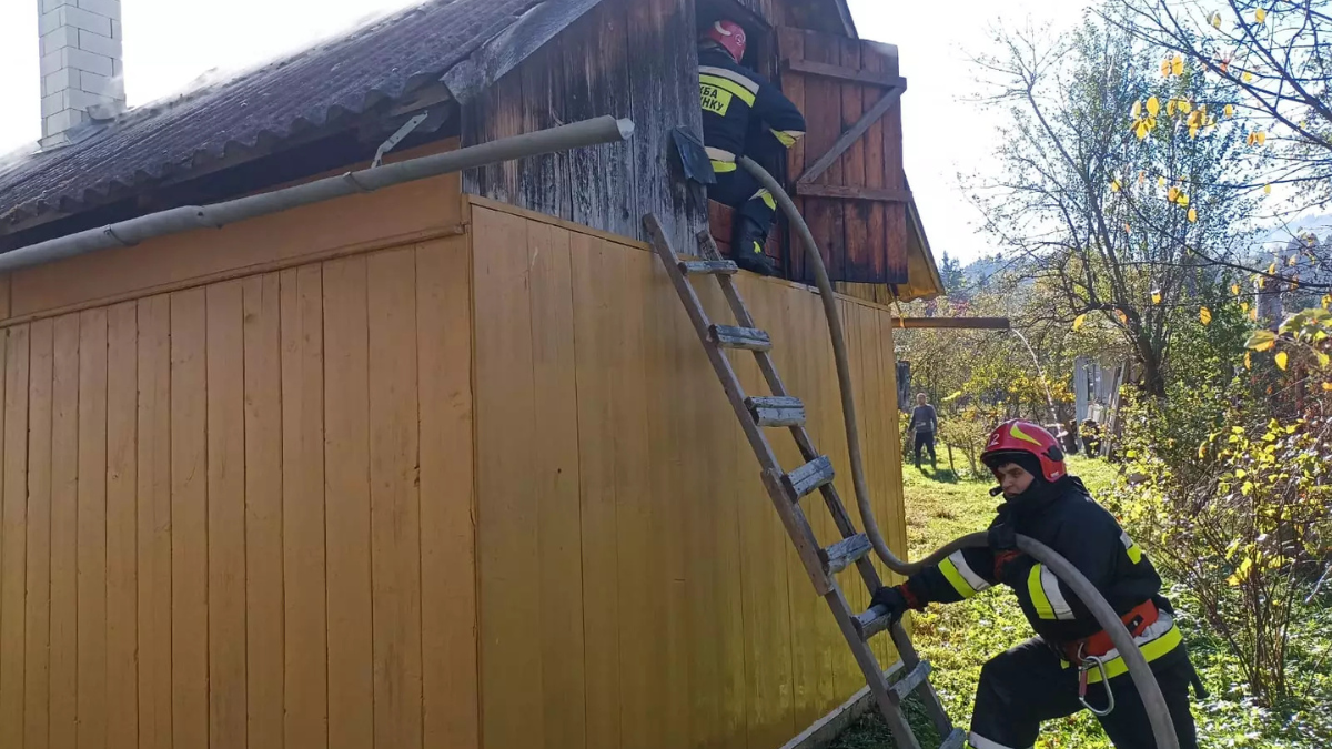 У Верховині спалахнула пожежа в літній кухні 1