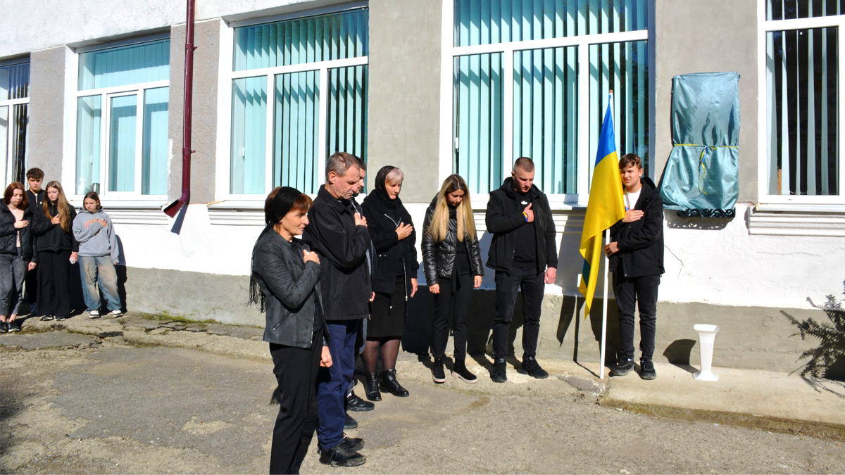 На Надвірнянщині відкрили меморіальну дошку загиблому Миколі Легеньких 1