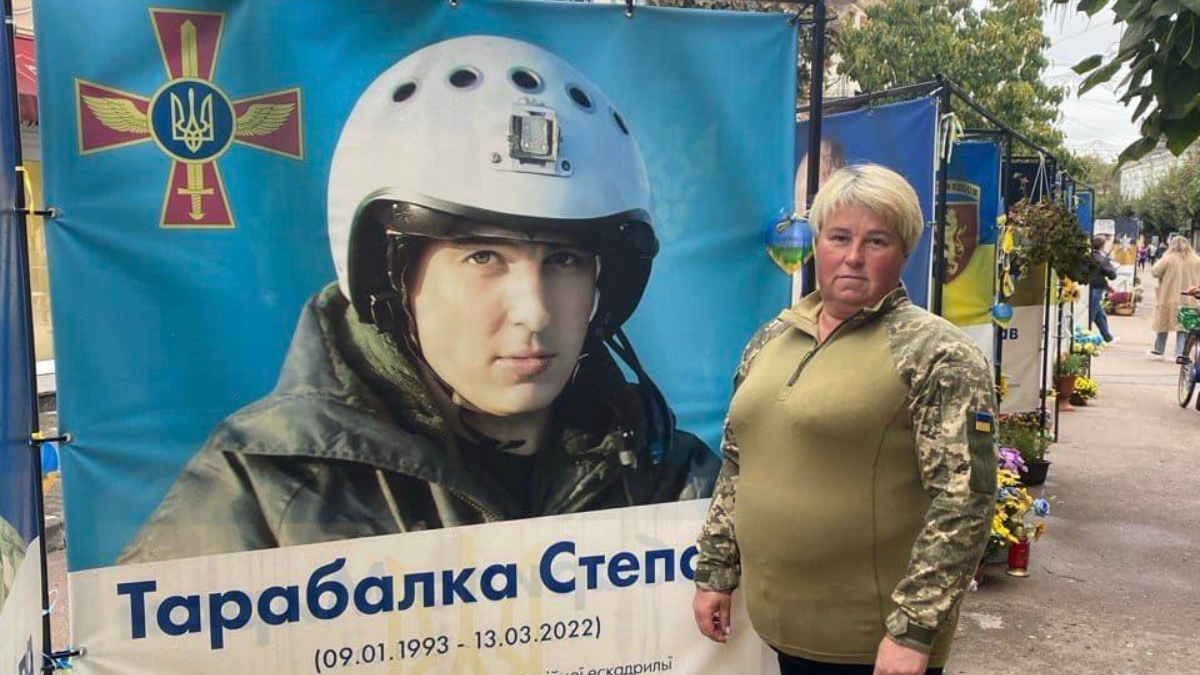 Аби достукатись | Мати льотчика Степана Тарабалки перекрила проїзд, щоб вшанувати пам'ять Героїв