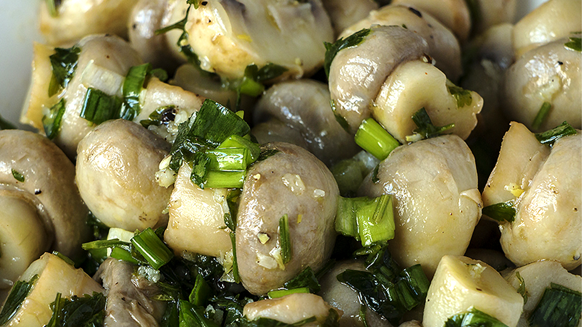 Печериці, баклажани чи огірки: рецепти швидких маринадів 1