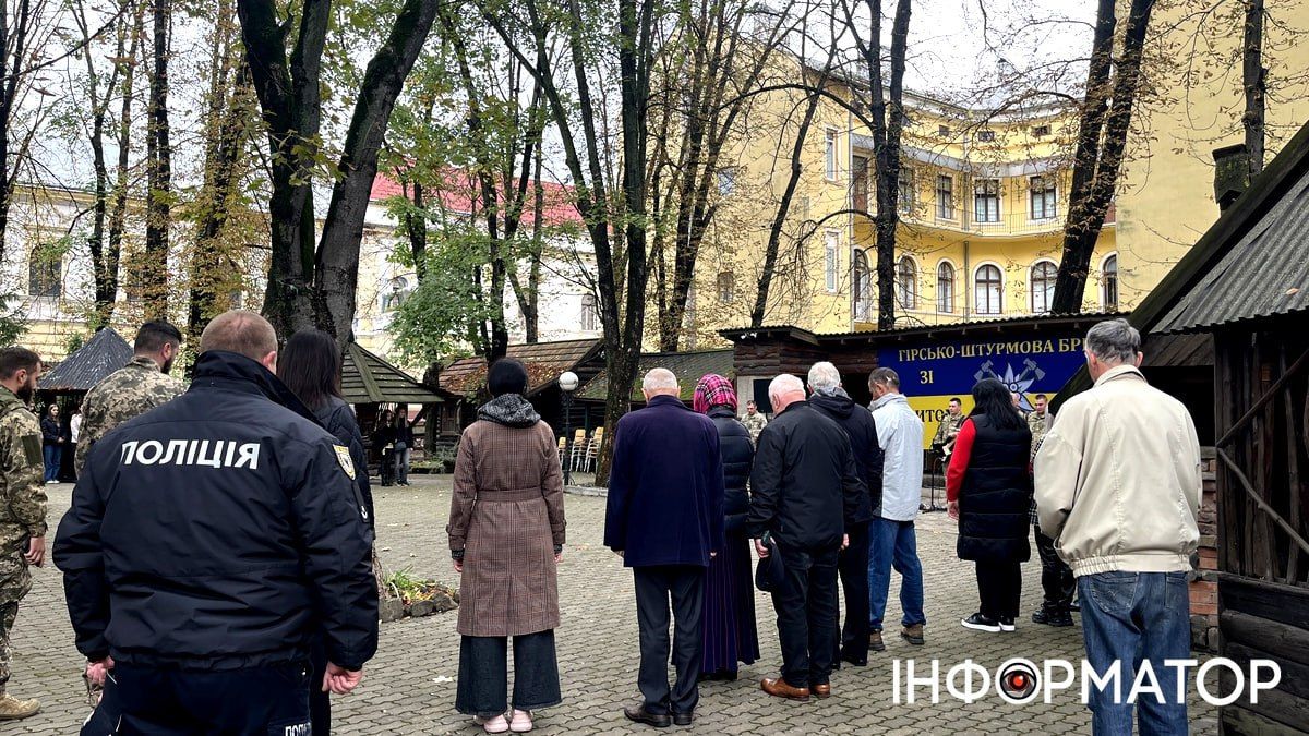 У День захисників і захисниць коломийська "десятка" відкрила виставку "Портал у війну | на лінії вогню 1