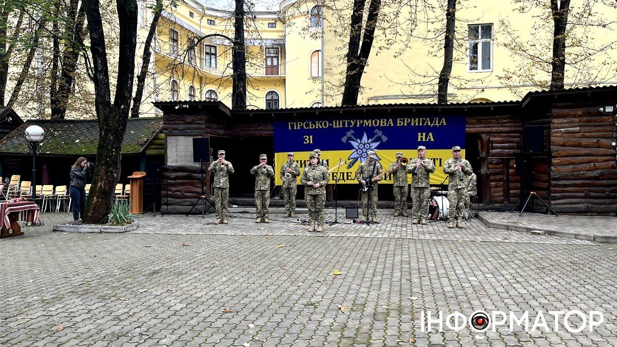 У День захисників і захисниць коломийська "десятка" відкрила виставку "Портал у війну | на лінії вогню 2
