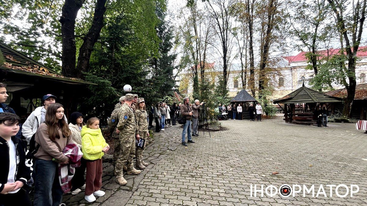 У День захисників і захисниць коломийська "десятка" відкрила виставку "Портал у війну | на лінії вогню 3