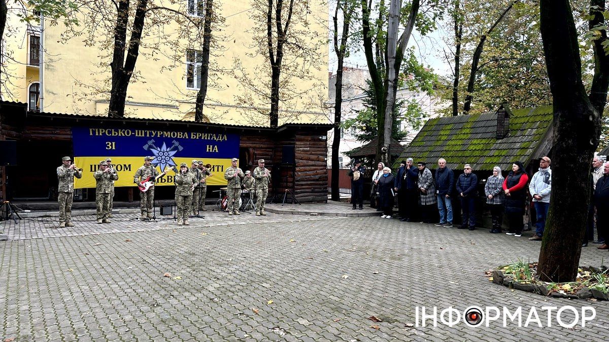 У День захисників і захисниць коломийська "десятка" відкрила виставку "Портал у війну | на лінії вогню 4