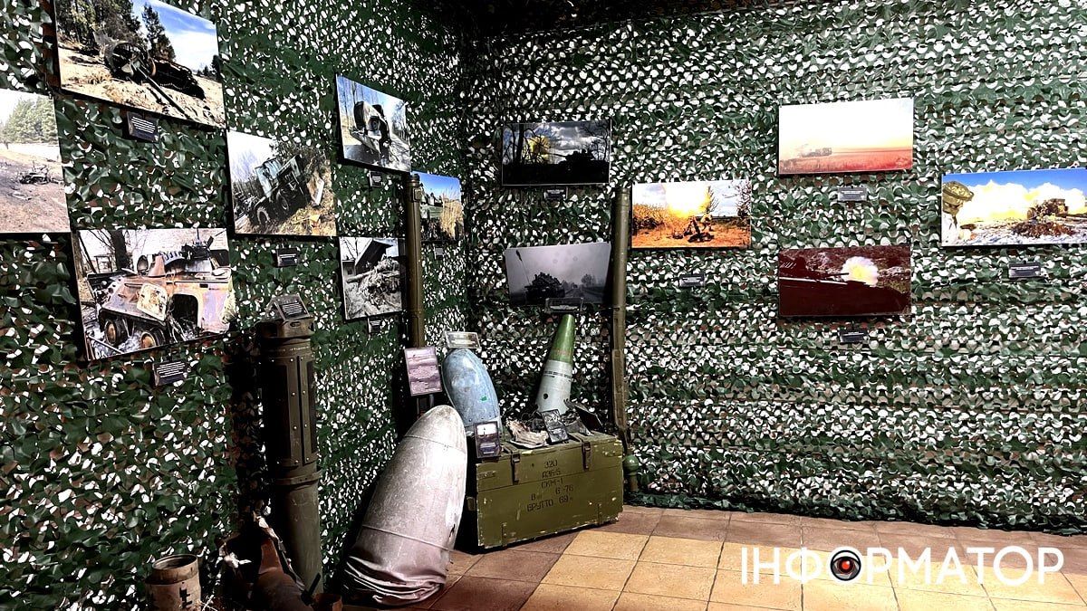 У День захисників і захисниць коломийська "десятка" відкрила виставку "Портал у війну | на лінії вогню 7