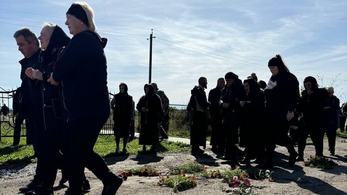 Печеніжинська громада зустріла полеглого Героя Сергія Лаврука 6