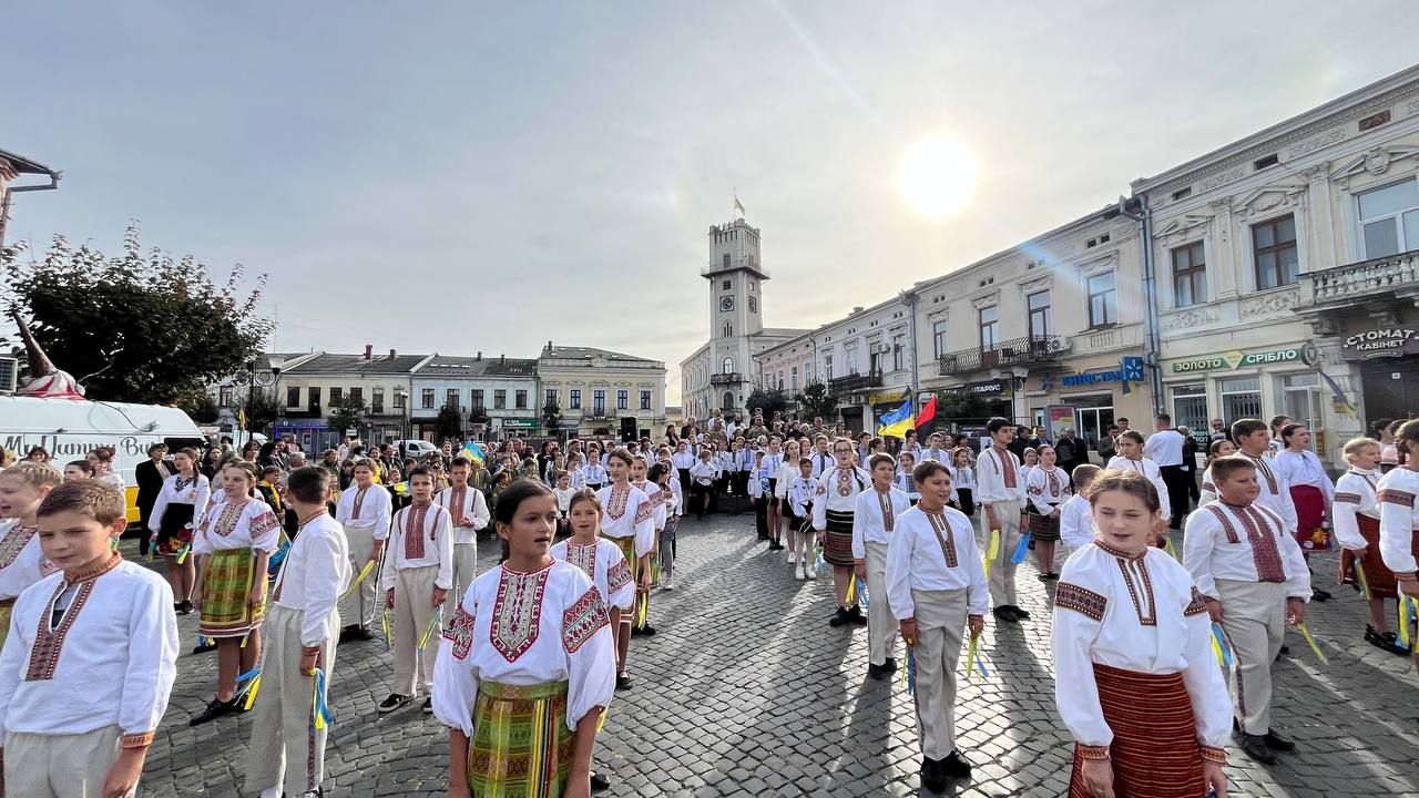У центрі Коломиї виконали руханку Трильовського та заспівали легендарну стрілецьку пісню 10