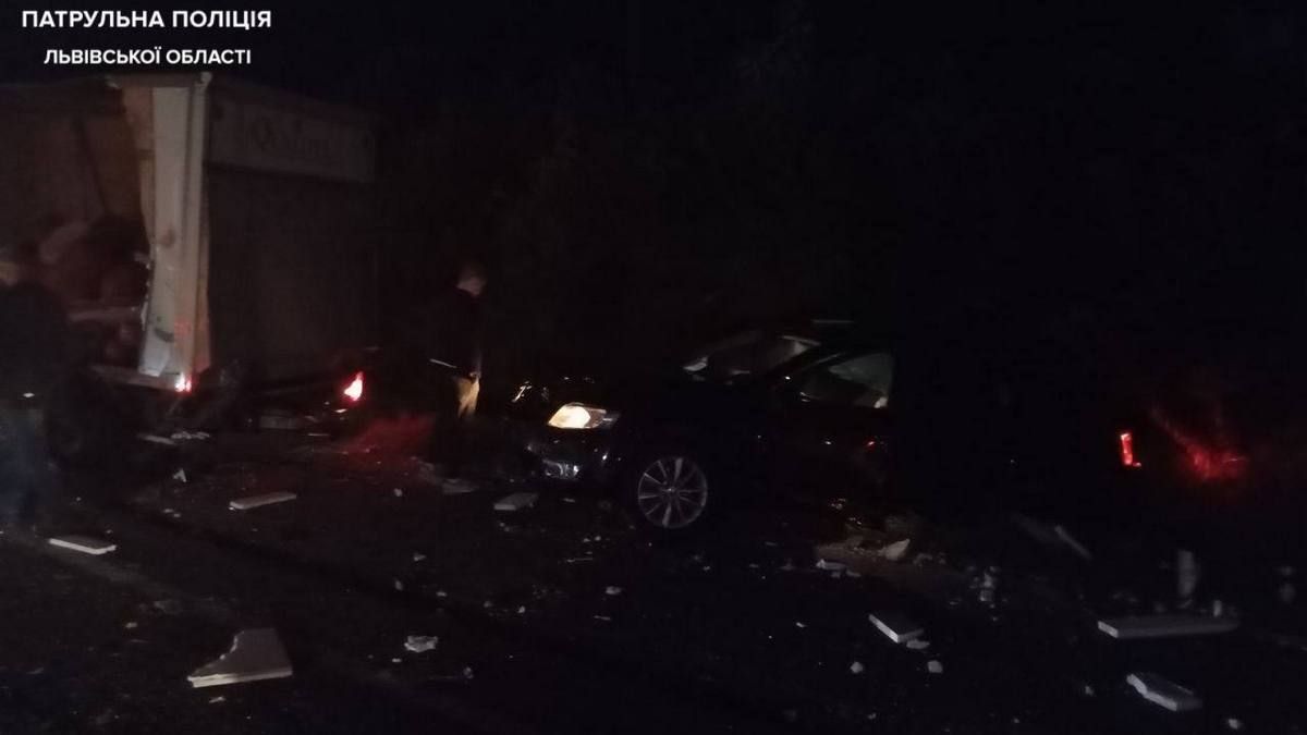 35 травмованих, 3 загиблих: Вранці під Львовом трапилася масштабна автотроща 3