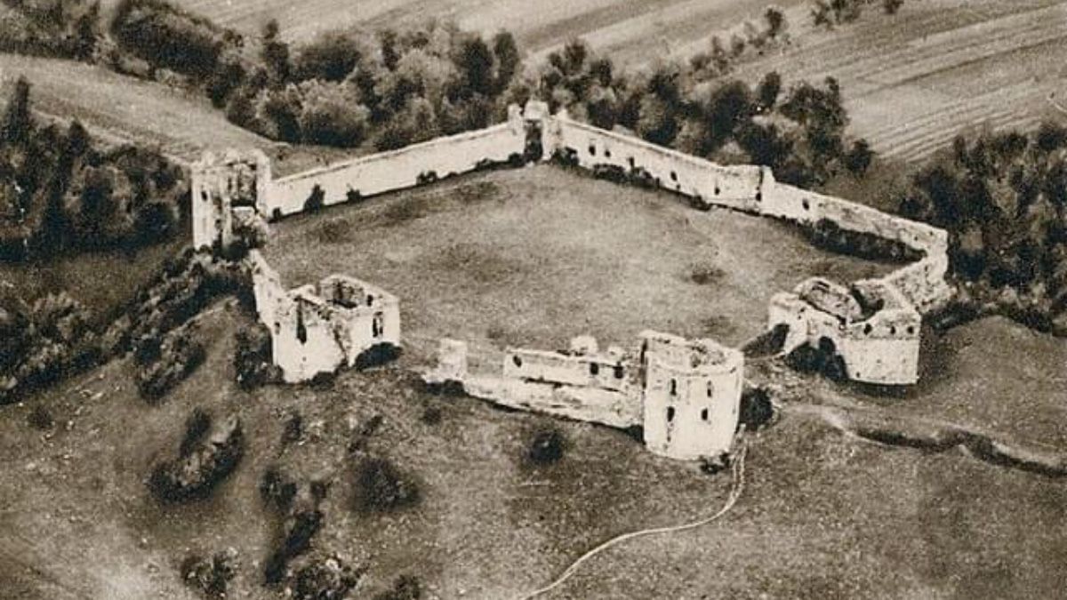 Руїни Пнівського замку