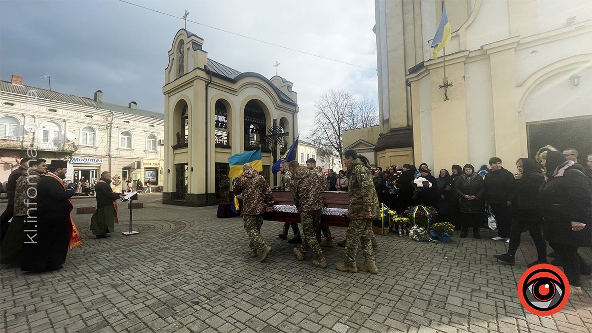 У Коломиї попрощалися з померлим воїном Олегом Далавураком