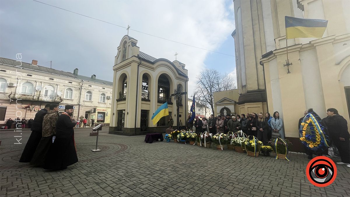 У Коломиї попрощалися з померлим воїном Олегом Далавураком 4