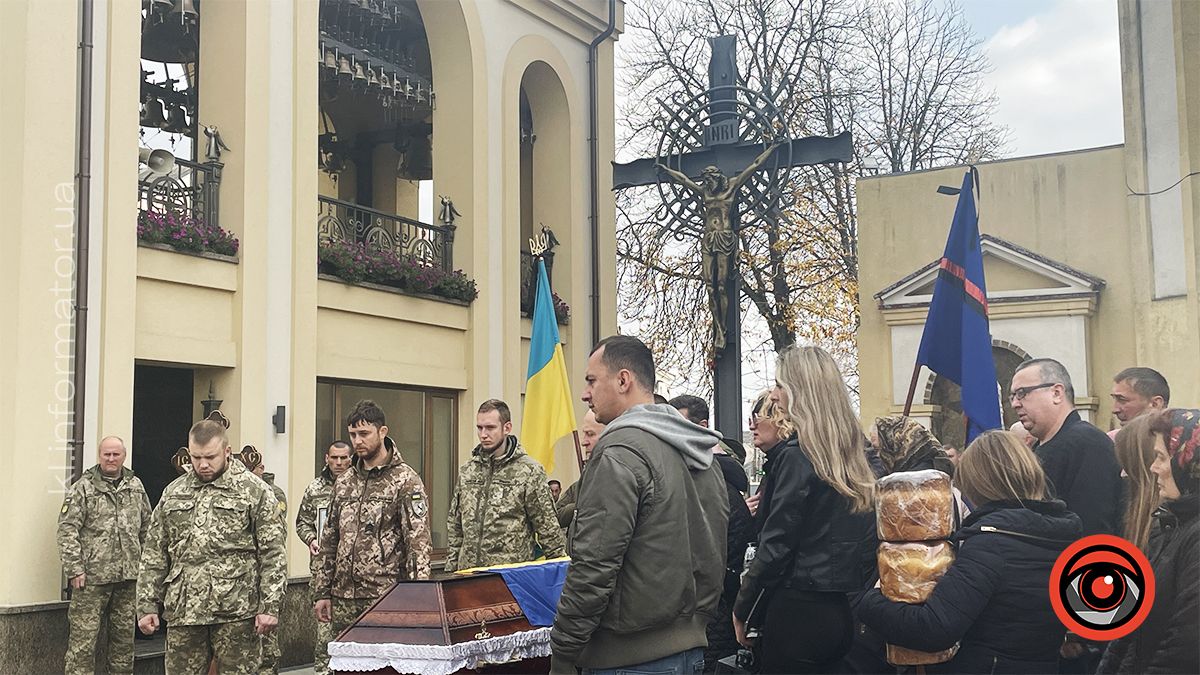 У Коломиї попрощалися з померлим воїном Олегом Далавураком 11