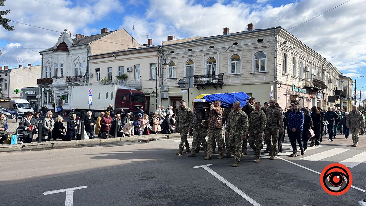 На вічний спочинок у Коломиї провели ветерана Андрія Щеднова 10