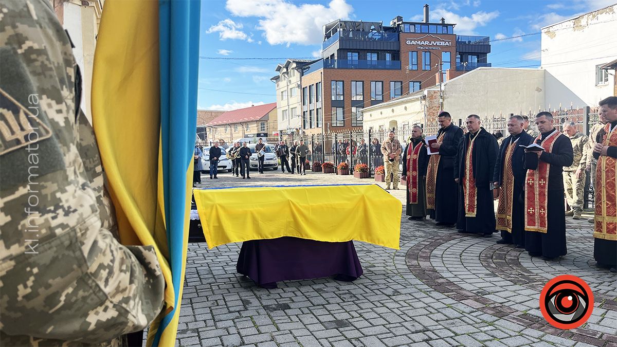 На вічний спочинок у Коломиї провели ветерана Андрія Щеднова 5