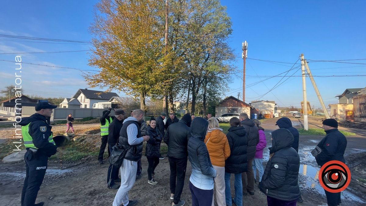 Остання крапля: у П'ядиках люди перекрили дорогу, вимагаючи її ремонту 2