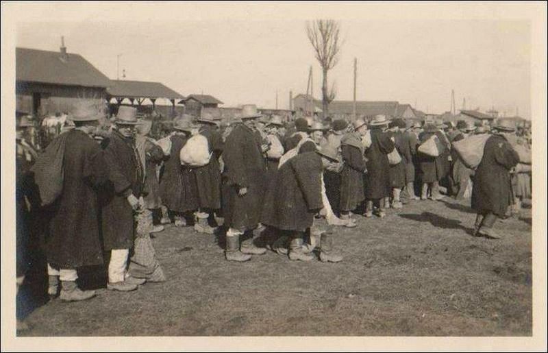 Селяни з клунками на залізничному вокзалі чекають на поїзд (п. ХІХст)