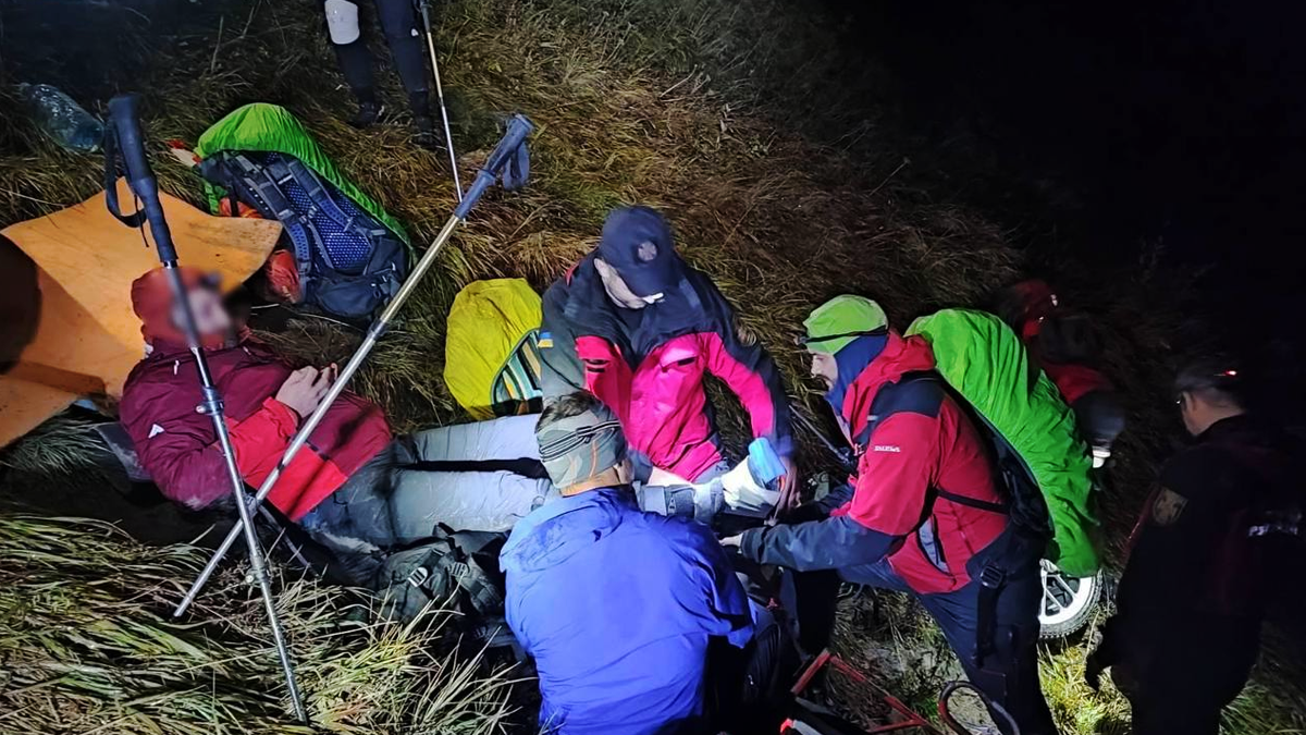 Травмував кінцівку: рятувальники надали допомогу постраждалому туристу 1