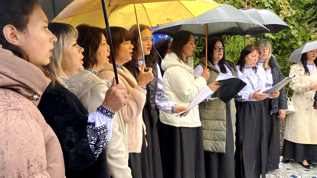 Рідні Героя Степана Гуні оновили капличку в пам'ять про полеглого сина та захисників України 2