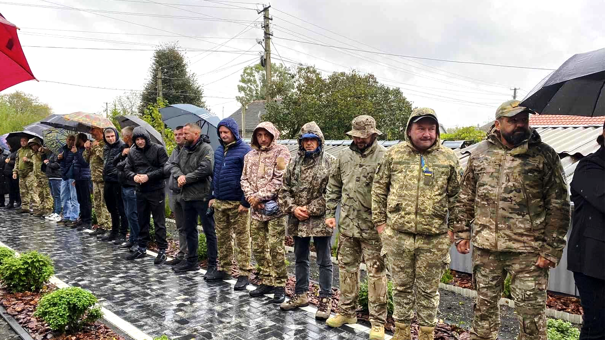 Рідні Героя Степана Гуні оновили капличку в пам'ять про полеглого сина та захисників України 3