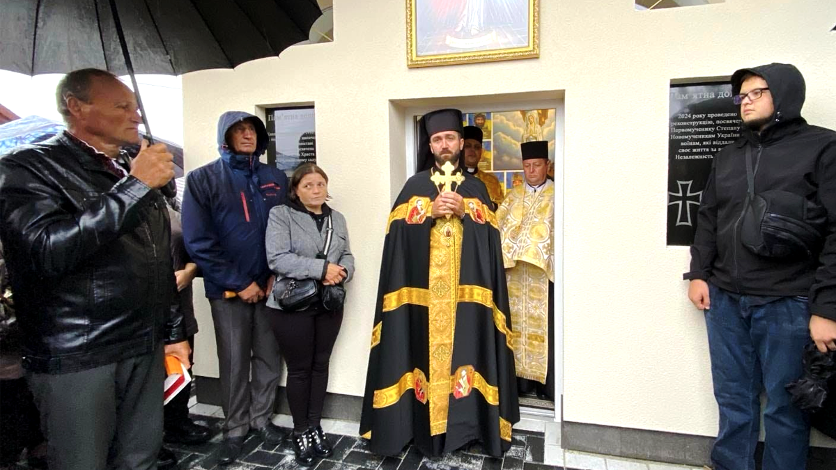 Рідні Героя Степана Гуні оновили капличку в пам'ять про полеглого сина та захисників України 1