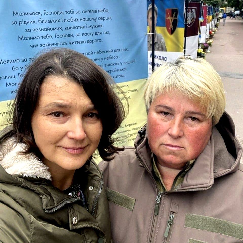 Аби достукатись | Мати льотчика Степана Тарабалки перекрила проїзд, щоб вшанувати пам'ять Героїв 1