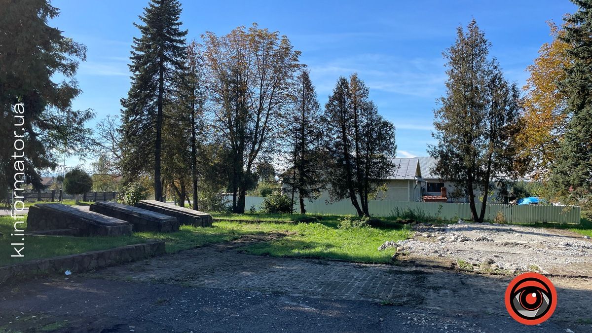 знесений пам'ятник при в'їзді у село