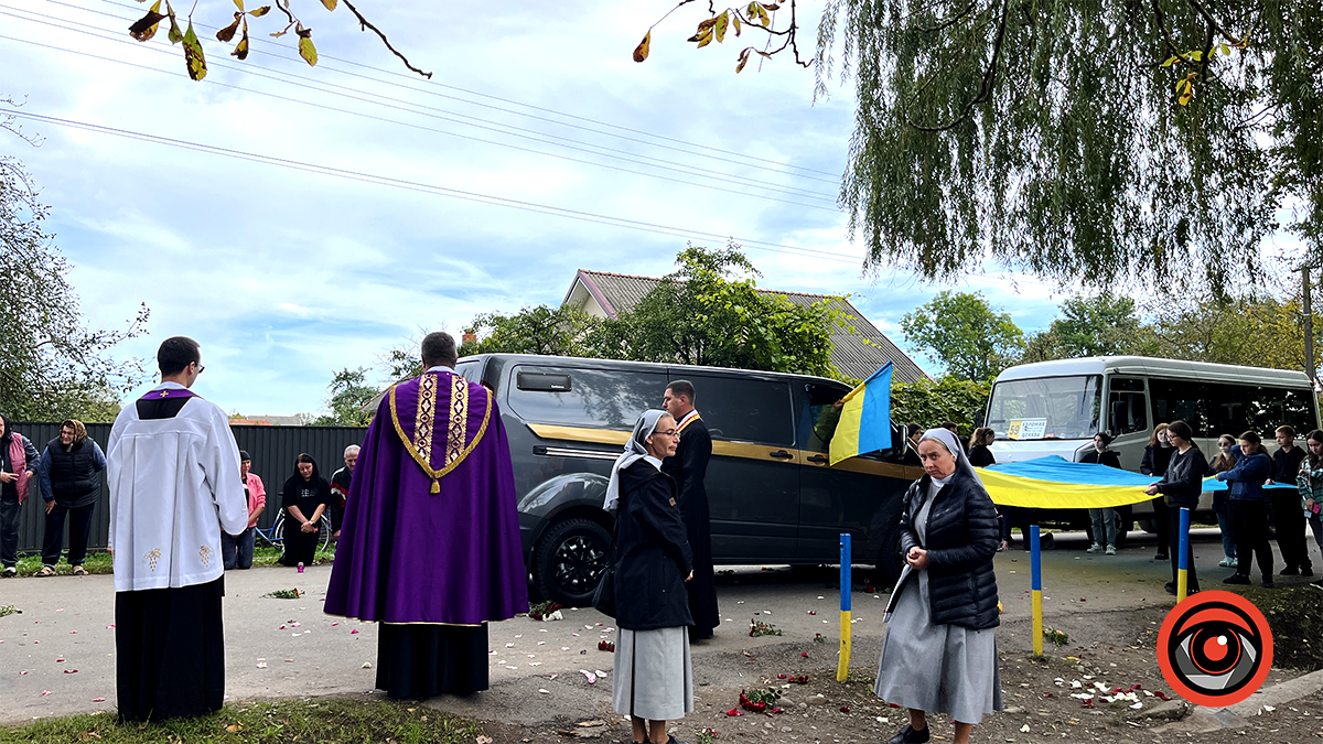 У Ценяві зустріли скорботний кортеж з тілом загиблого Назара Марціновського 7
