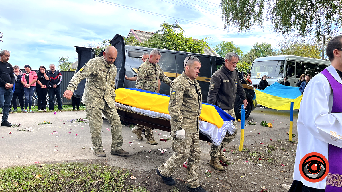 У Ценяві зустріли скорботний кортеж з тілом загиблого Назара Марціновського 10