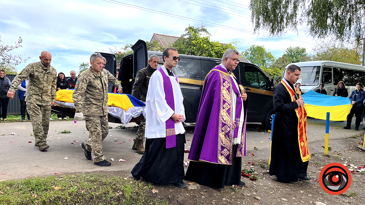 У Ценяві зустріли скорботний кортеж з тілом загиблого Назара Марціновського 9
