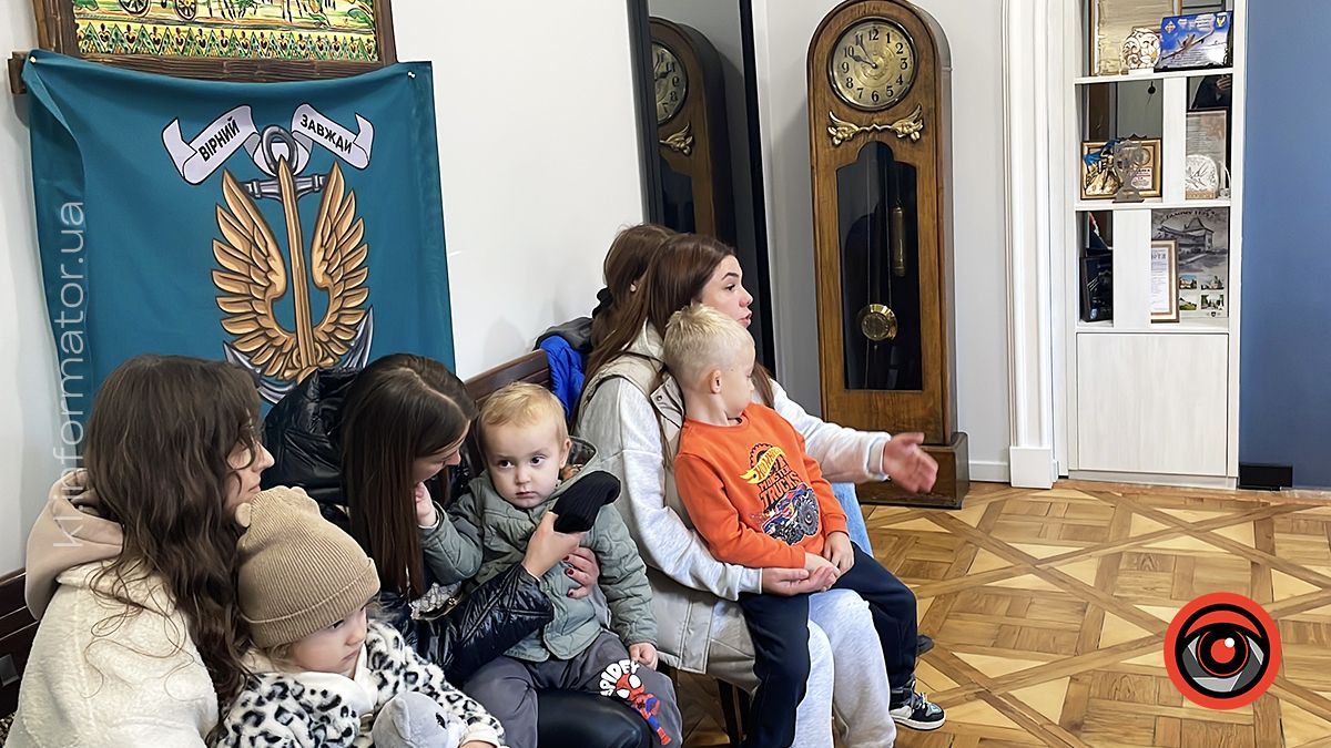 Розлючені матусі прийшли до мера Коломиї вимагати тепла в садках 5