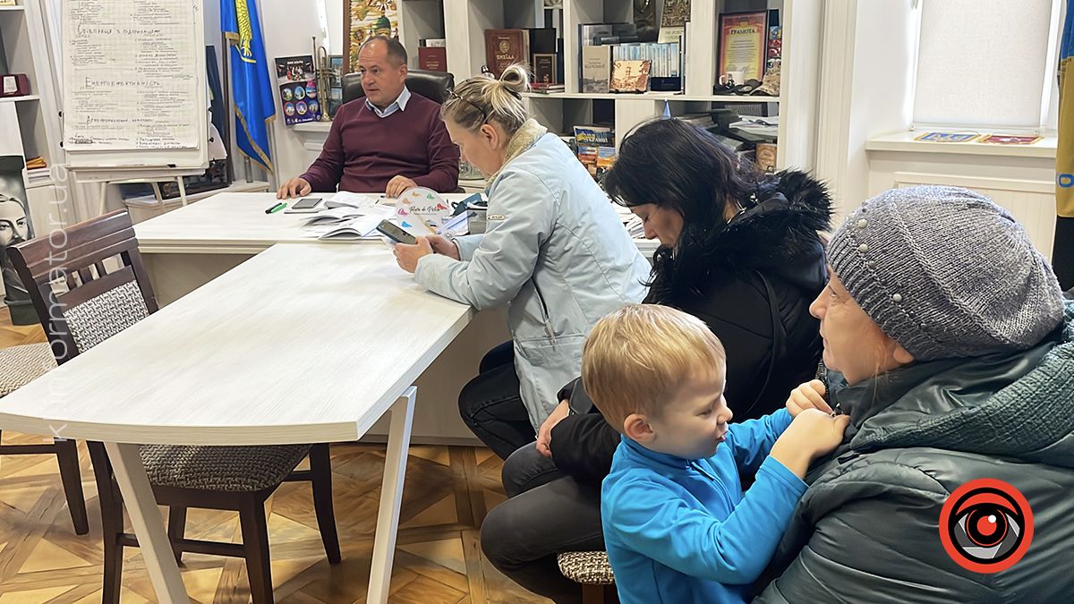 Розлючені матусі прийшли до мера Коломиї вимагати тепла в садках 1