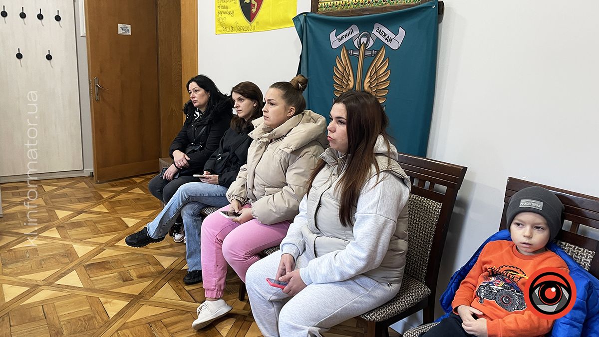 Розлючені матусі прийшли до мера Коломиї вимагати тепла в садках 3