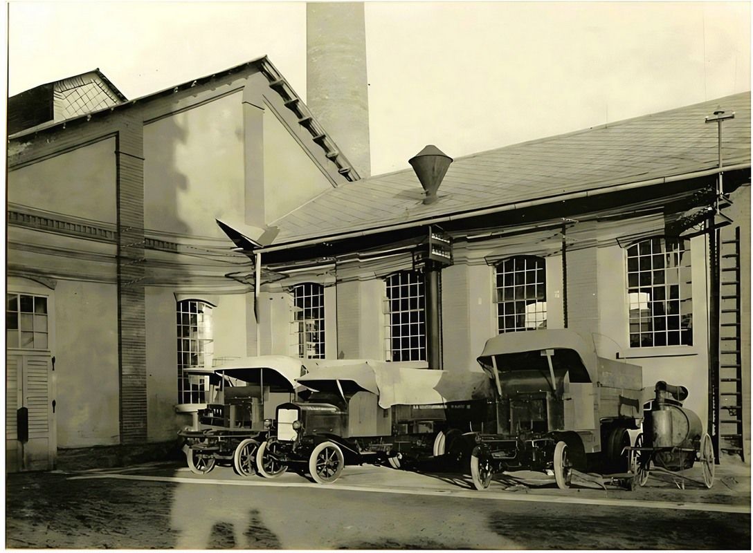 Автомобілі австрійської армії на стоянці біля броварні в Дятьківцях.1917 рік. Фото - Shlomo Henig