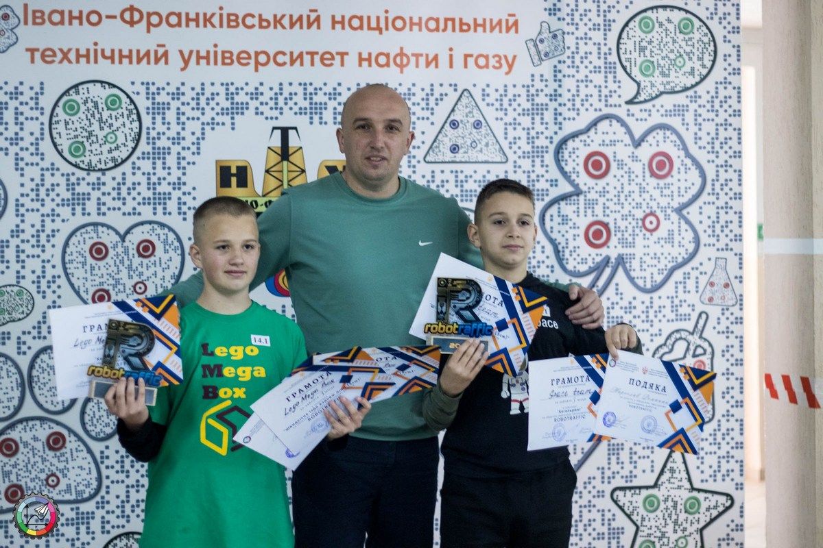 Команди з П'ядик та Коломиї стали призерами обласних змагань автономних роботів 3