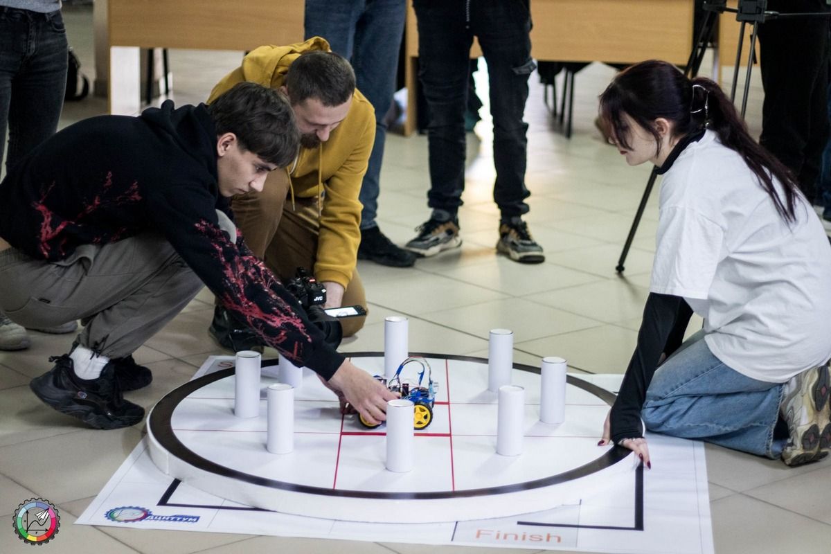 Команди з П'ядик та Коломиї стали призерами обласних змагань автономних роботів 1