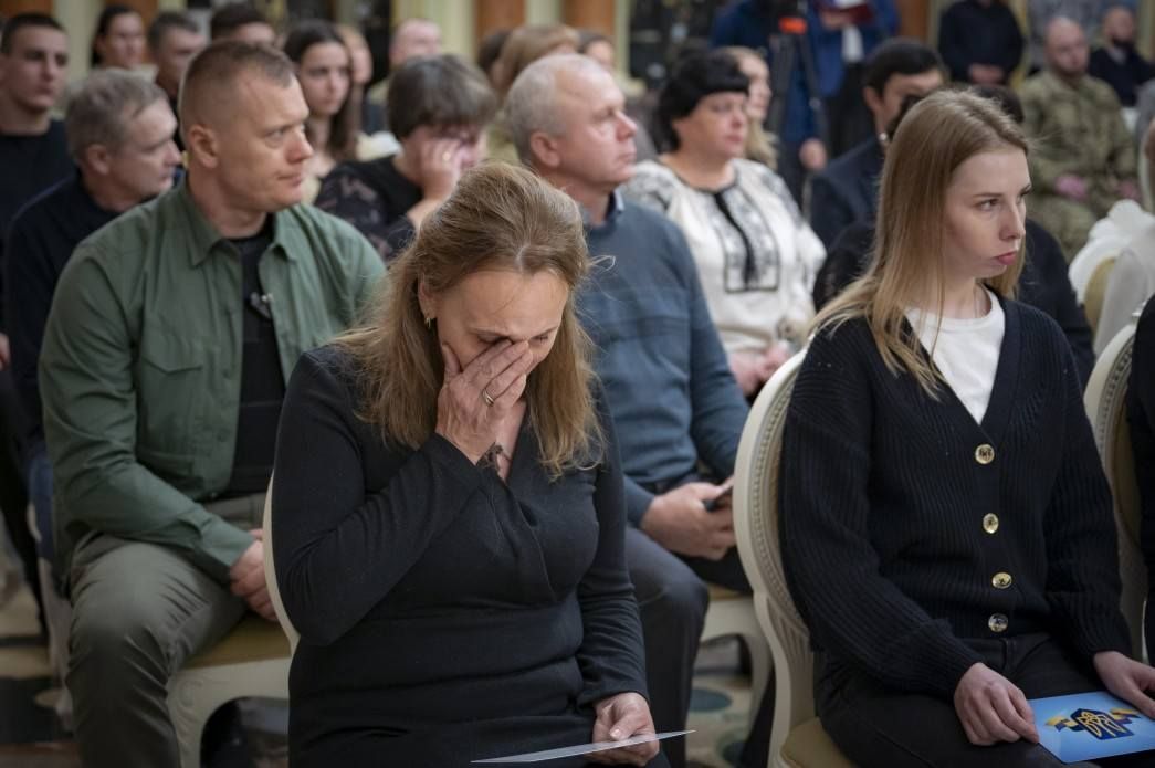 Президент вручив сертифікат на квартиру матері Героя з Косівщини 1