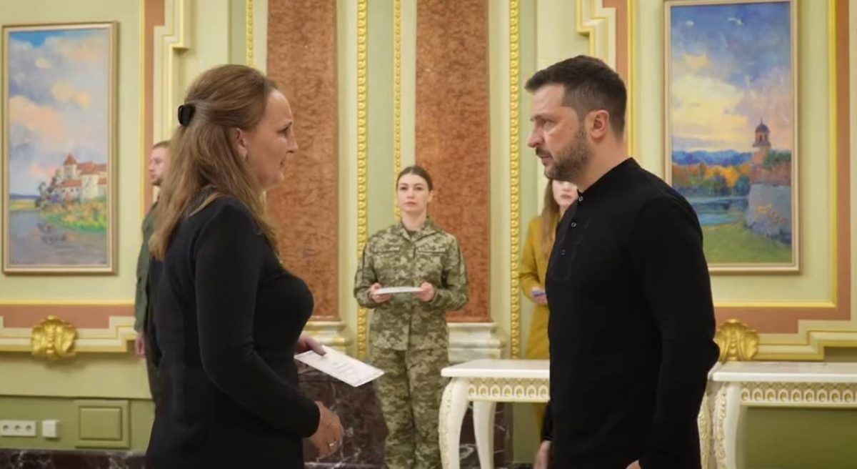 Президент вручив сертифікат на квартиру матері Героя з Косівщини 2