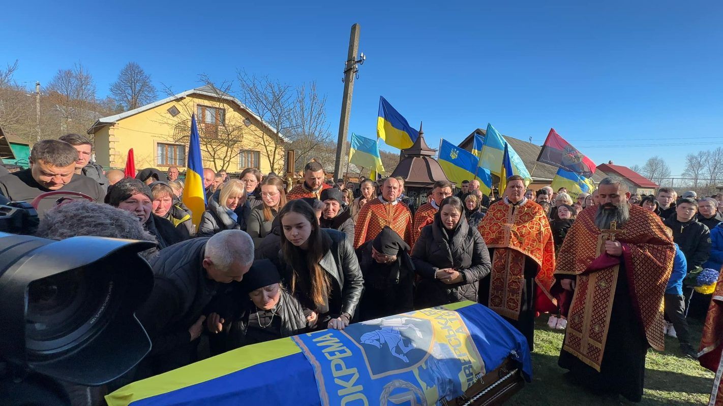 Назавжди 21: Надвірнянщина провела в останню путь Героя Романа Хопту 5