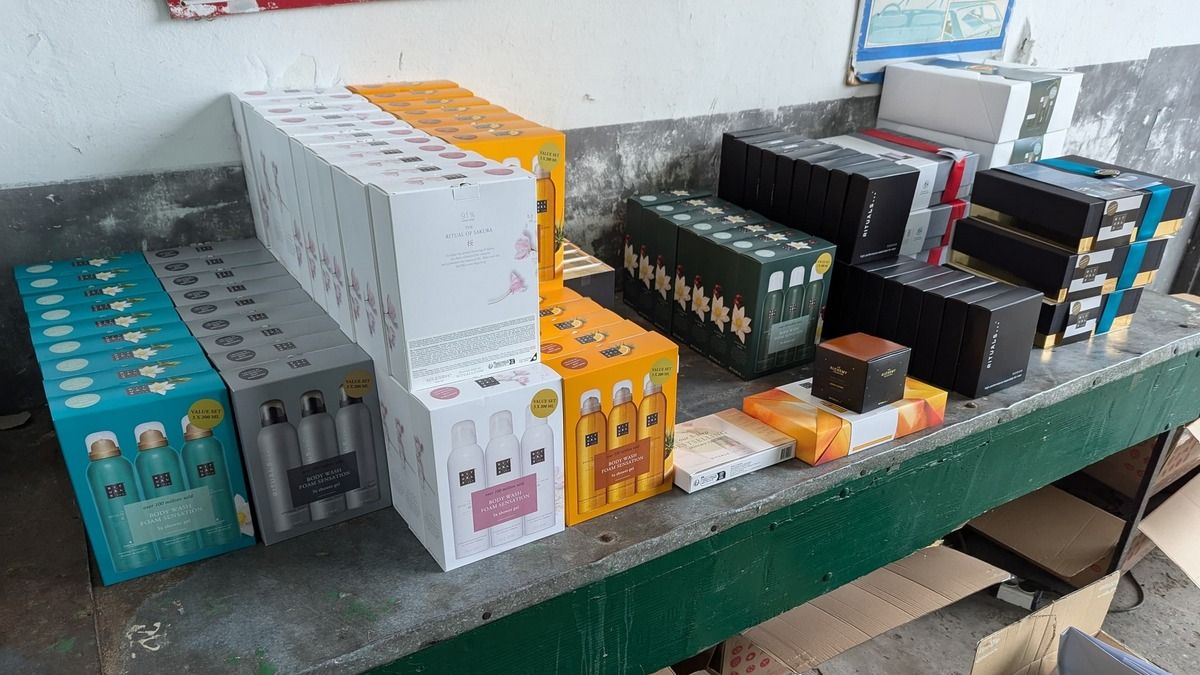 Прикарпатець хотів провезти 130 кг косметики без декларування 1