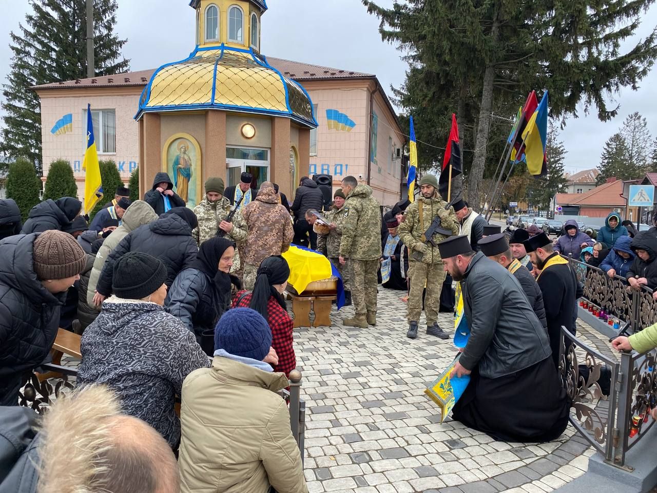 На Коломийщині на колінах зустріли полеглого Героя Олега Бойко 3