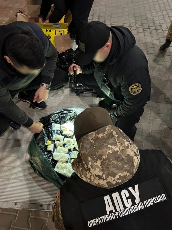 На кордоні з Польщею прикордонники виявили майже 9 кг психотропних речовин 2