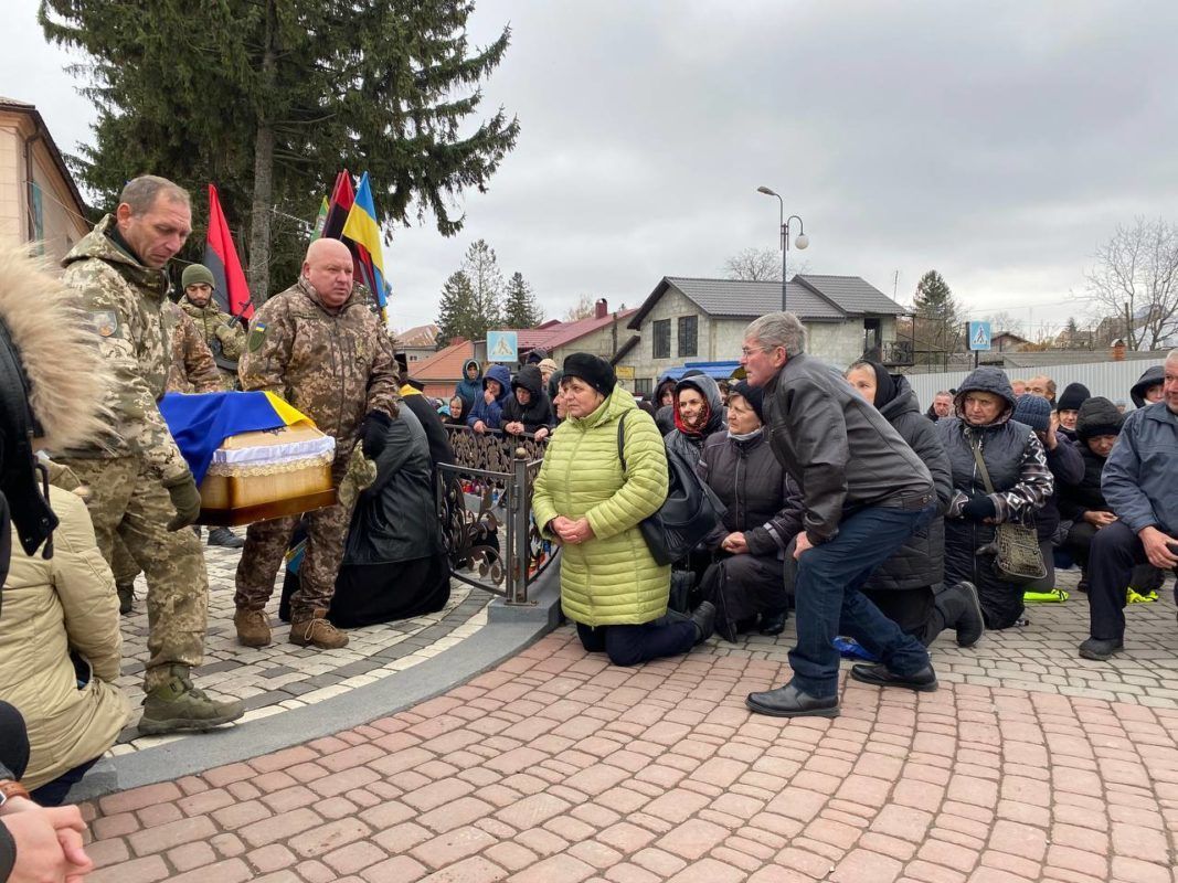 На Коломийщині на колінах зустріли полеглого Героя Олега Бойко 4