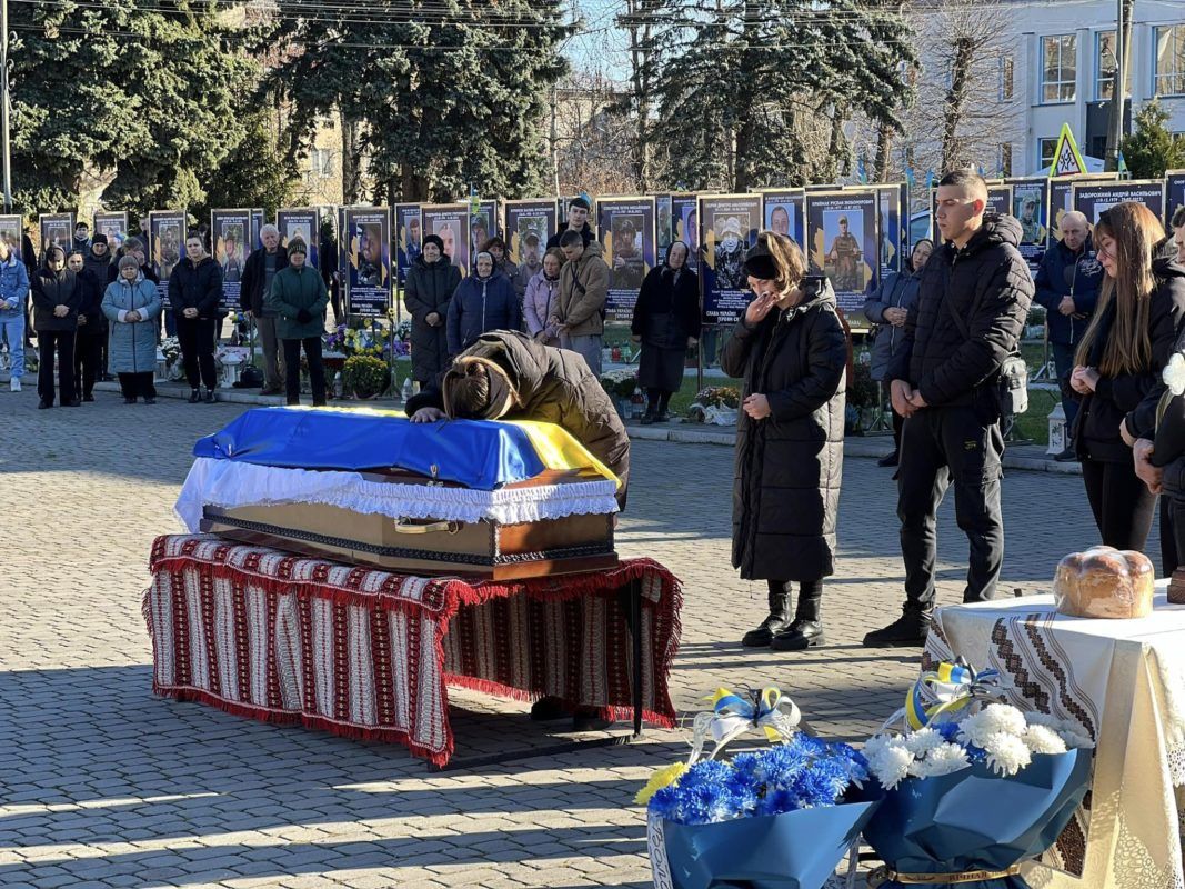 На Коломийщині зустріли скорботний кортеж із тілом Героя Юрія Сенчука 4