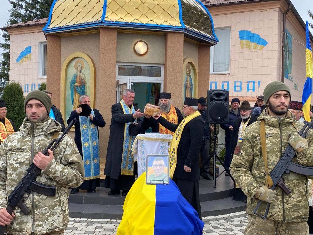 На Коломийщині на колінах зустріли полеглого Героя Олега Бойко 6