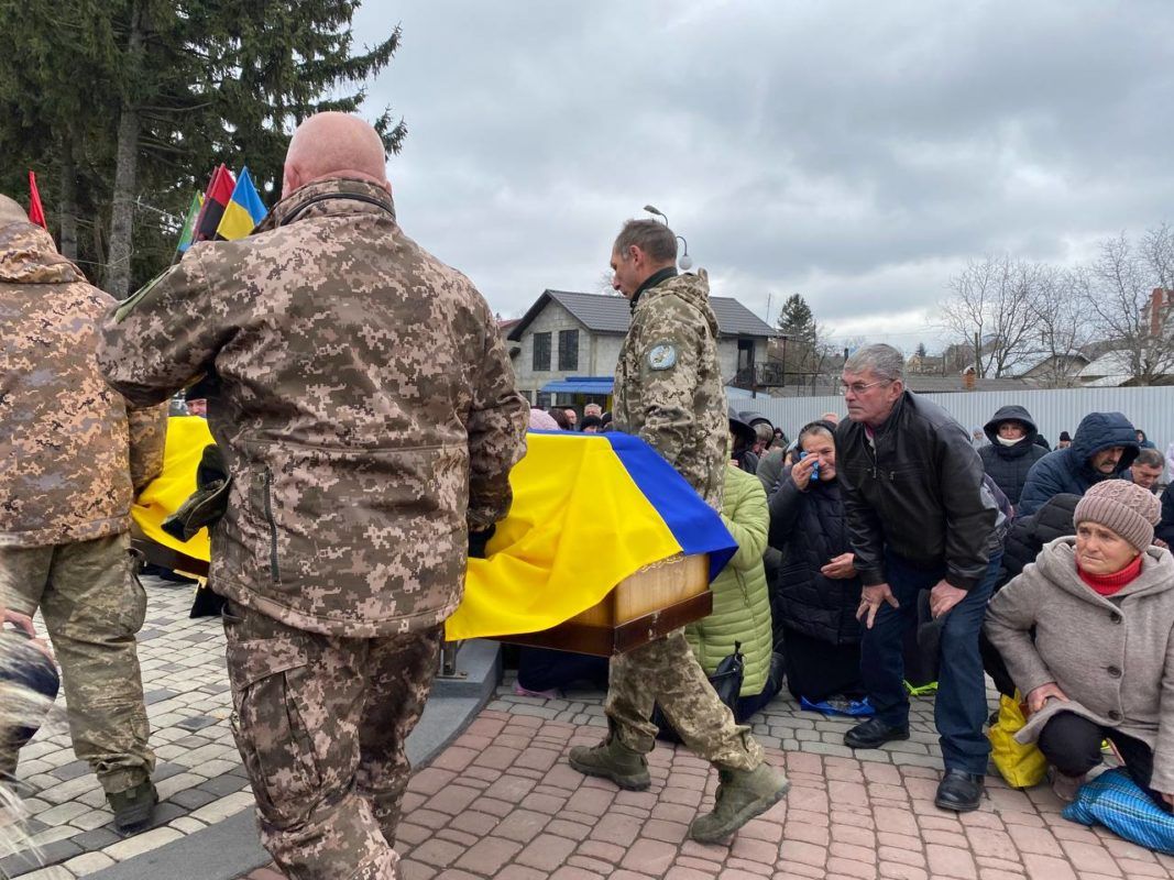 На Коломийщині на колінах зустріли полеглого Героя Олега Бойко 1