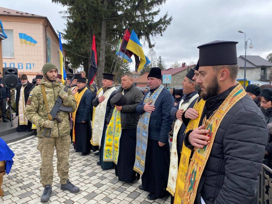 На Коломийщині на колінах зустріли полеглого Героя Олега Бойко 8